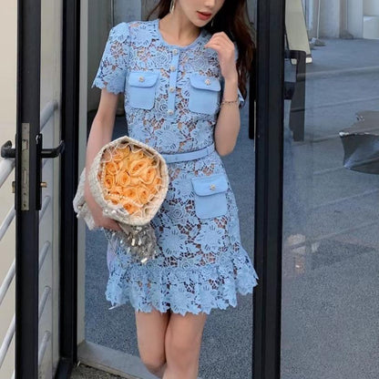 La Petite Robe Bleue en Dentelle